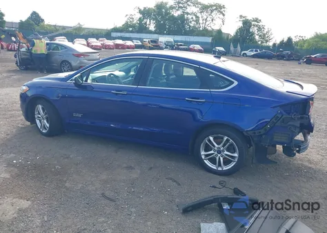 2016 Ford Fusion Energi Titanium z USA, uszkodzony, nr VIN 3FA6P0SU5GR283694